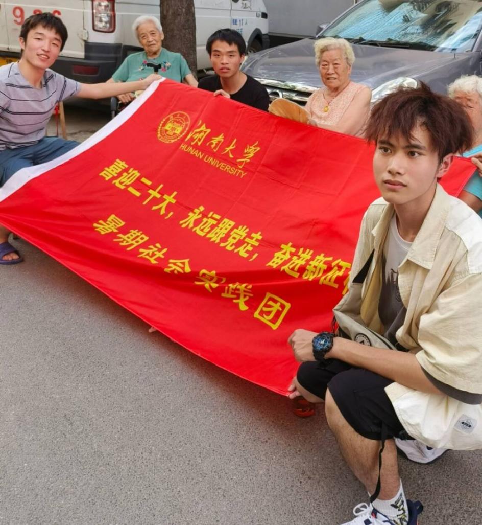 小孩们在路上描述已自动生成 小孩们在路上描述已自动生成